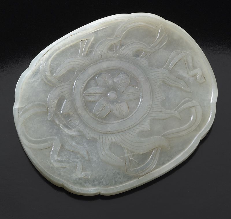 Chinese Qing carved jade box liddepicting 1745be