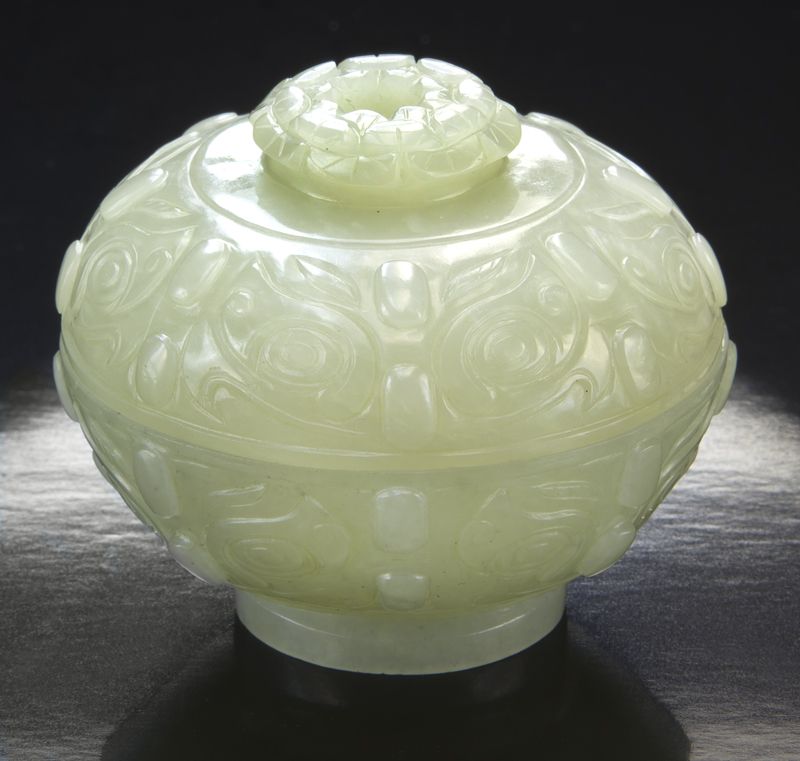Chinese Qing carved jade round 174611