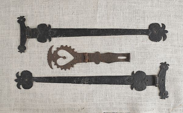 Pair of wrought iron hinges with 175211