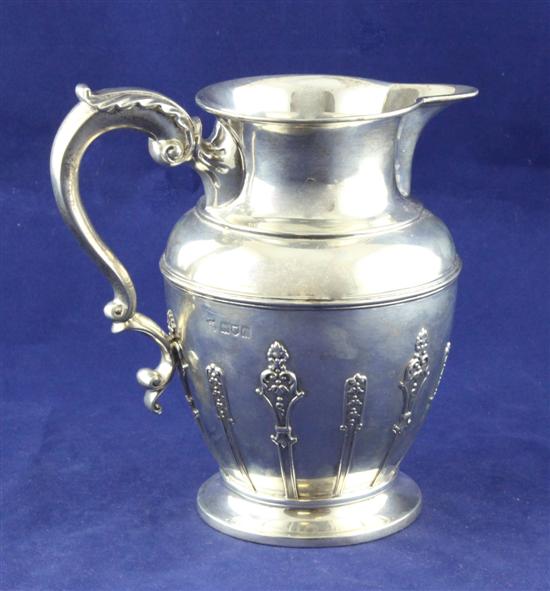 A late Victorian silver jug of 1732d6