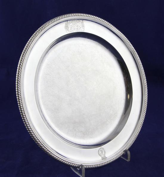 A George III silver dinner plate 1732d7