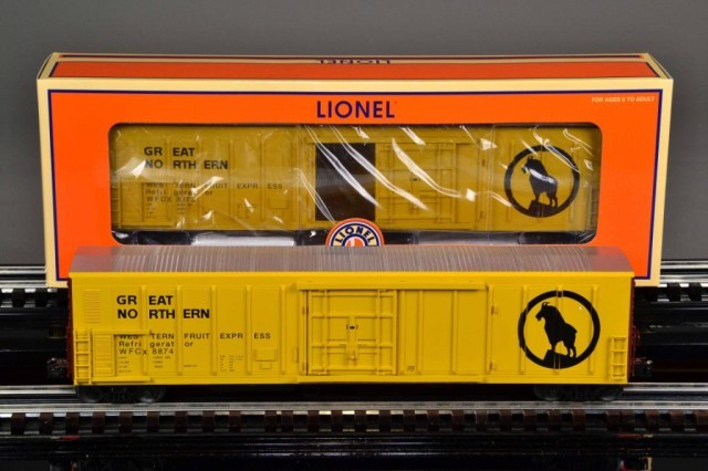  2 LIONEL FREIGHT CONTAINERSIncluding 173628