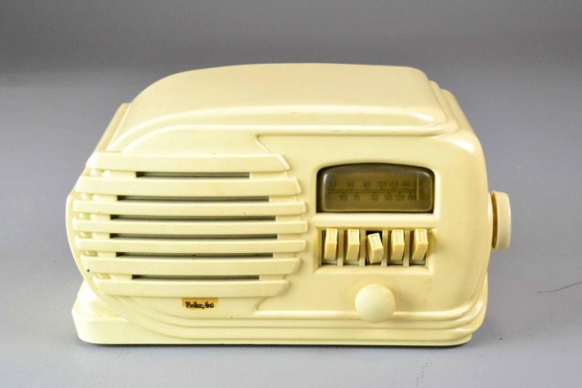 1946 PLASTIC BELMONT RADIO MODEL