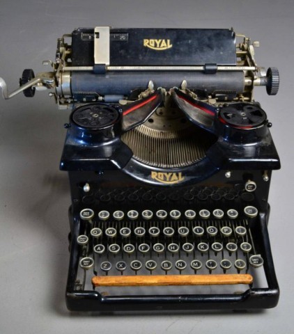 VINTAGE ROYAL TYPEWRITEREarly 20th century