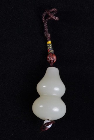 Chinese Carved Jade Double Gourd PendantCarved