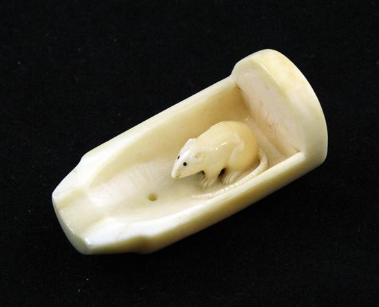 An ivory ingio or seal-netsuke