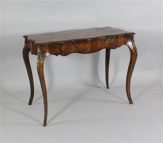 A Victorian walnut serpentine side 1739bb