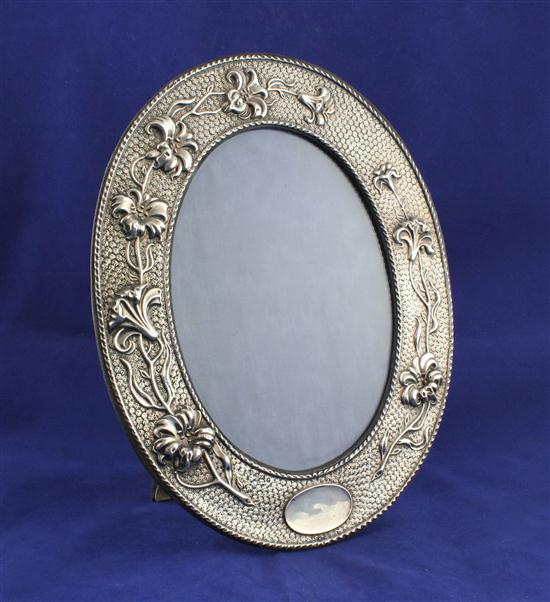 An Edwardian repousse silver oval 173a1a