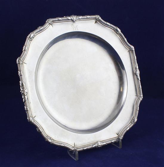 A George II silver dinner plate 173a40