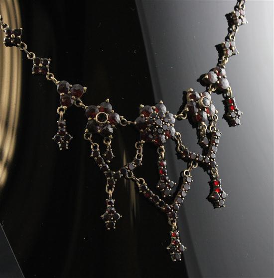 A Victorian garnet cluster fringe 173a8c