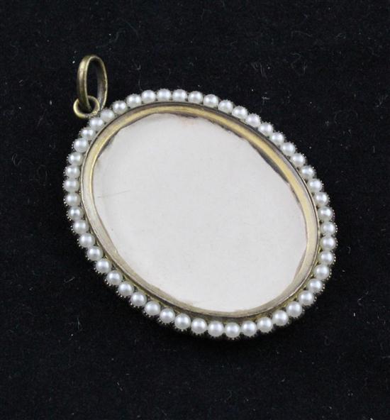 An Edwardian split pearl set locket