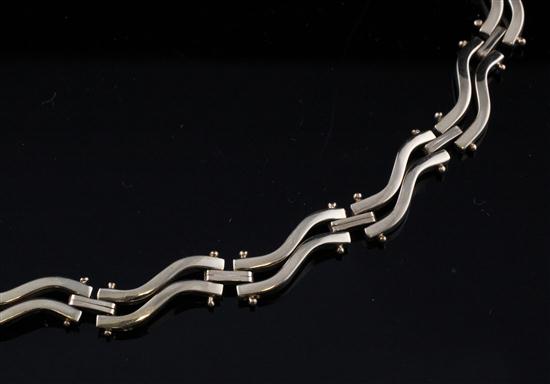 A stylish 9ct gold serpentine link 173aad