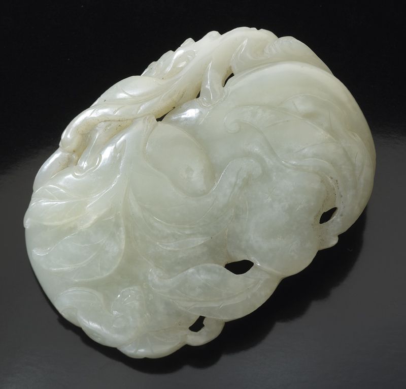 Chinese Qing carved jade belt buckledepicting