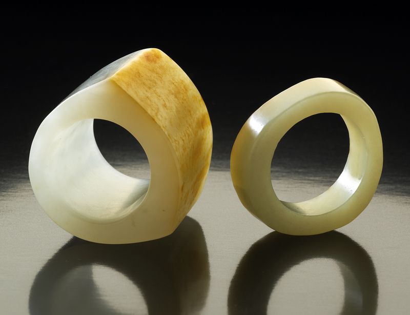  2 Chinese carved white jade rings 173bf7