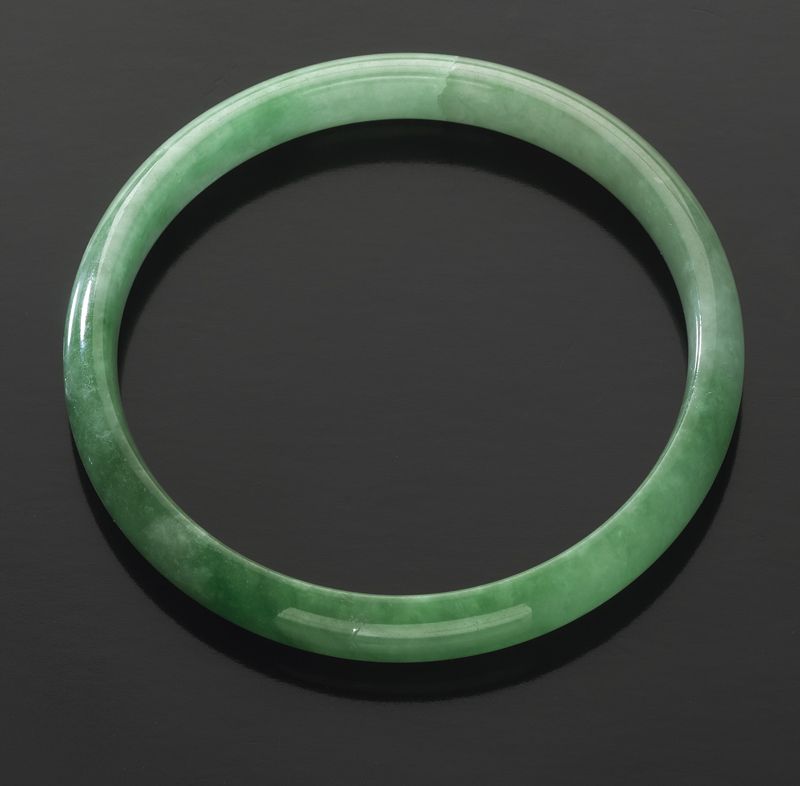 Chinese carved jadeite bracelet.2.375