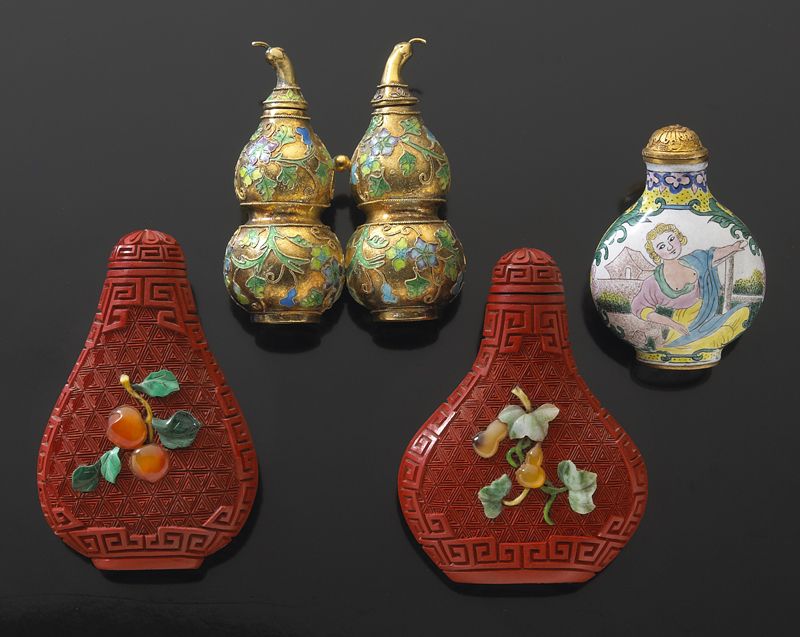  4 Chinese snuff bottles including 2  173c58