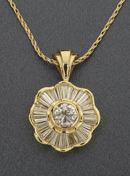 18K gold and diamond pendant featuring