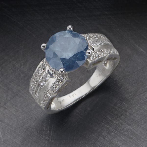18K gold and blue diamond ring