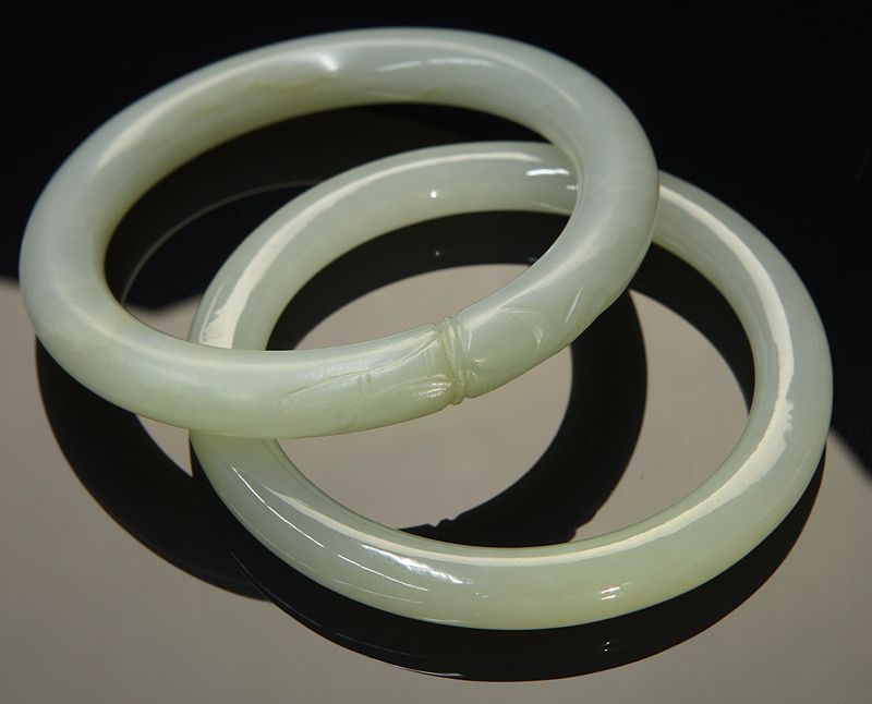  2 Chinese Qing carved jade bracelets 3 5  173e8d