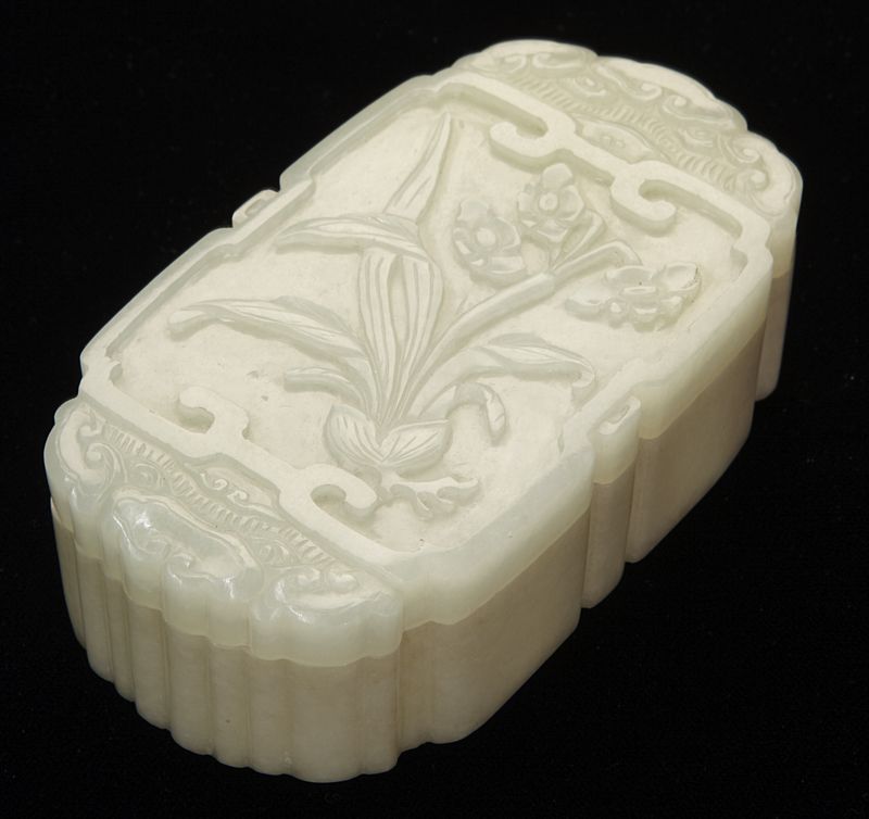 Chinese Qing carved jade box depictingdaffodil 173ea9