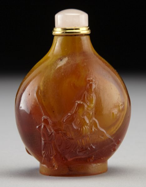 Chinese carved amber snuff bottledepicting
