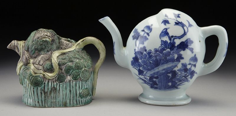  2 Chinese Qing porcelain teapots 1  173edd