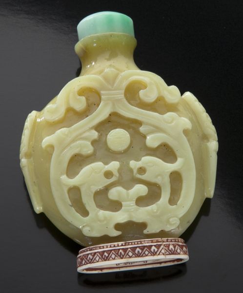 Chinese Qing overlay Peking glass snuff