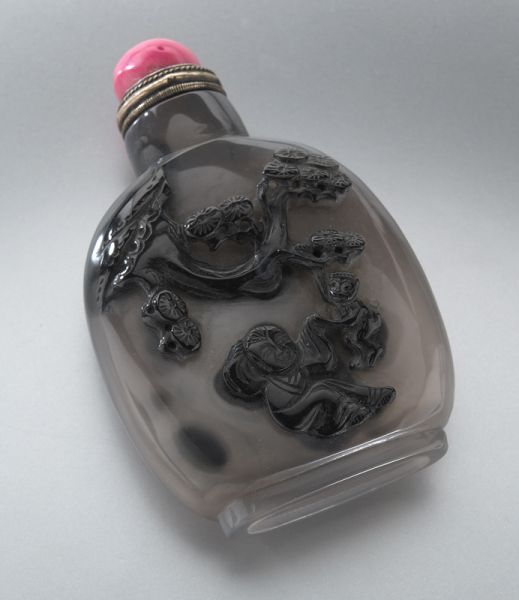 Chinese carved agate snuff bottledepicting 173efa