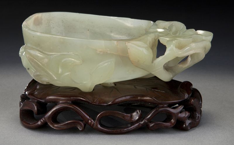 Chinese carved jade brush washerdepicting 173f0e