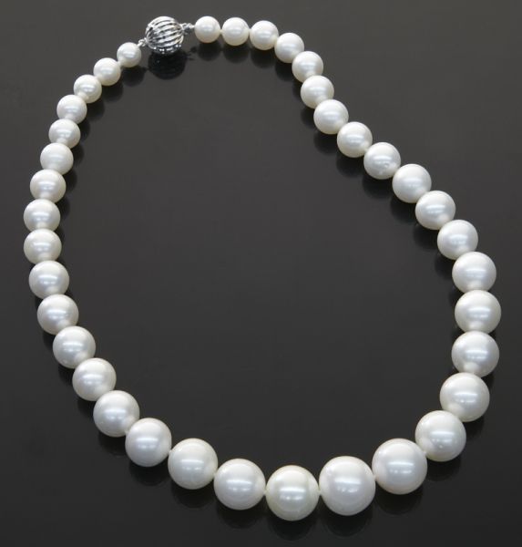 14K gold and South Sea pearl necklacehaving
