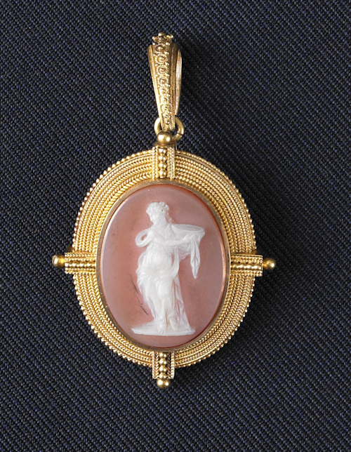 18K yellow gold framed agate figural