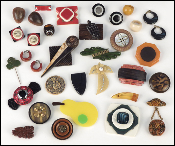 COLLECTION OF BAKELITE AND PLASTIC
