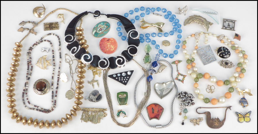 COLLECTION OF UNSIGNED BROOCHES.