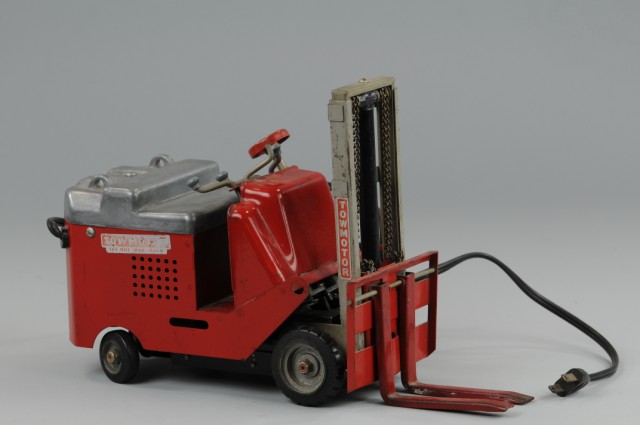 TOW MOTOR ELECTRIC FORKLIFT Well