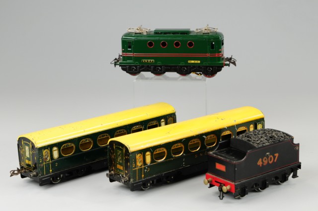 a/ HORNBY TRAIN SET Includes 8-wheel