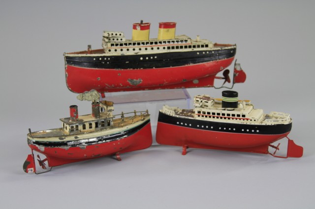 THREE SMALL OCEANLINERS Tin liners