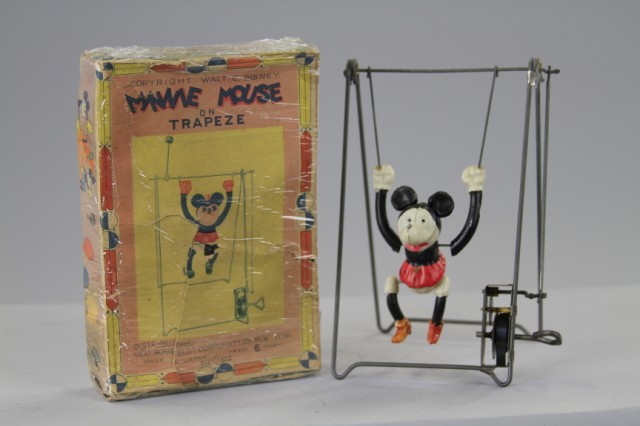 BOXED MINNIE MOUSE ON TRAPEZE Geo  177445