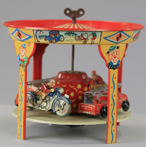 AMUSEMENT CAROUSEL WITH CYCLES