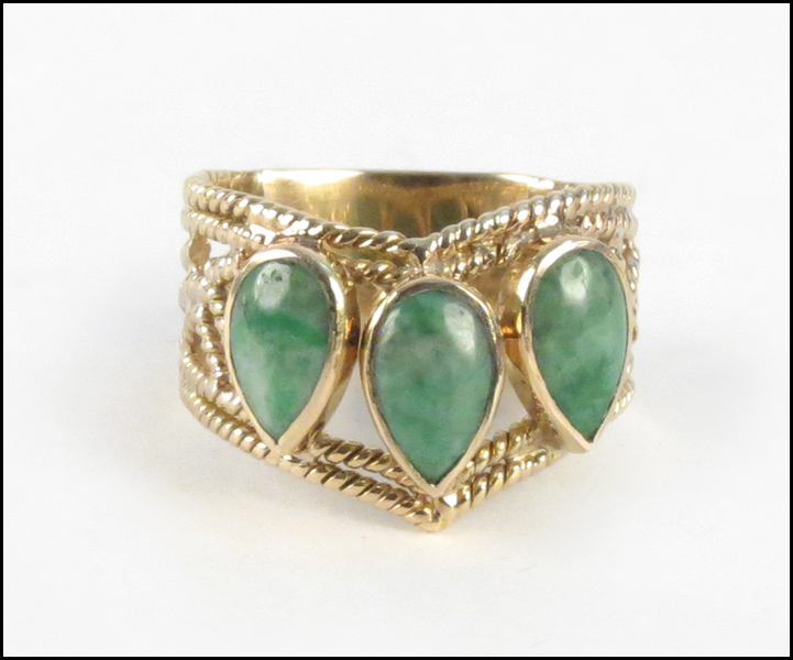 JADE AND 14 KARAT YELLOW GOLD RING.