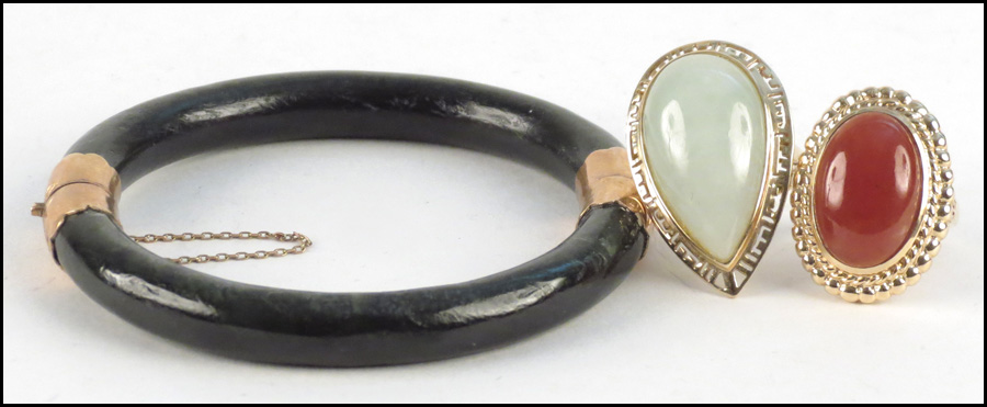 JADE AND 14 KARAT YELLOW GOLD RING.