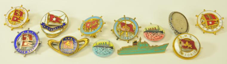 GROUPING OF ENAMEL PINS Small scale 17795c