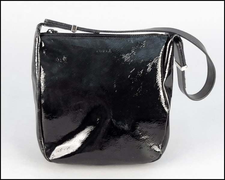 FURLA BLACK PATENT LEATHER HANDBAG.