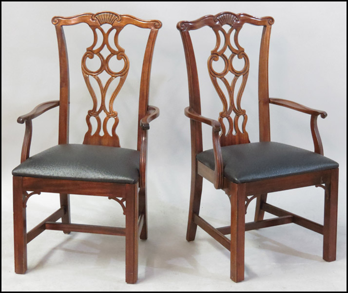 PAIR OF CHIPPENDALE STYLE CARVED 177bbf
