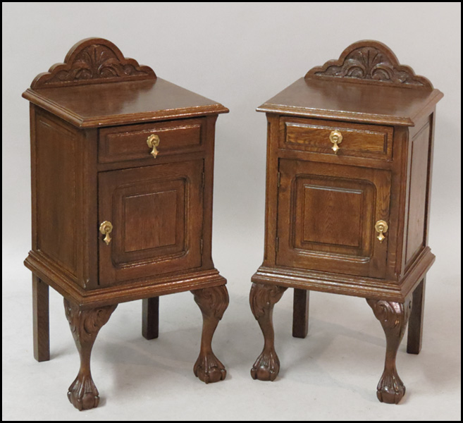 PAIR OF 19TH CENTURY ENGLISH OAK NIGHTSTANDS.