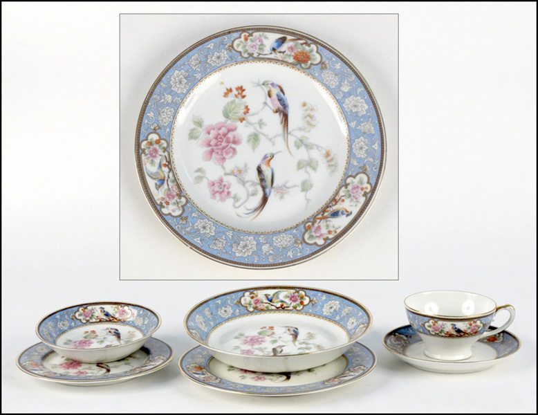 HUTSCHENREUTHER PORCELAIN DINNER SERVICE.