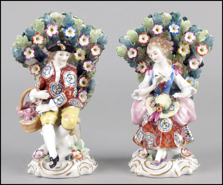 PAIR OF CONTINENTAL PORCELAIN SEATED 177e4f