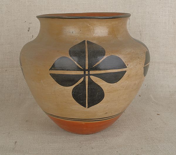Santa Domingo pottery olla with four-leaf