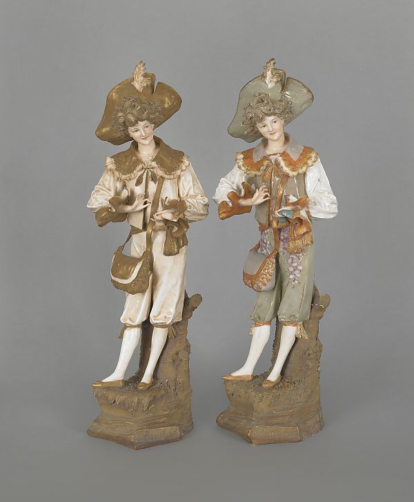 Pair of Austrian porcelain figures 175d7e