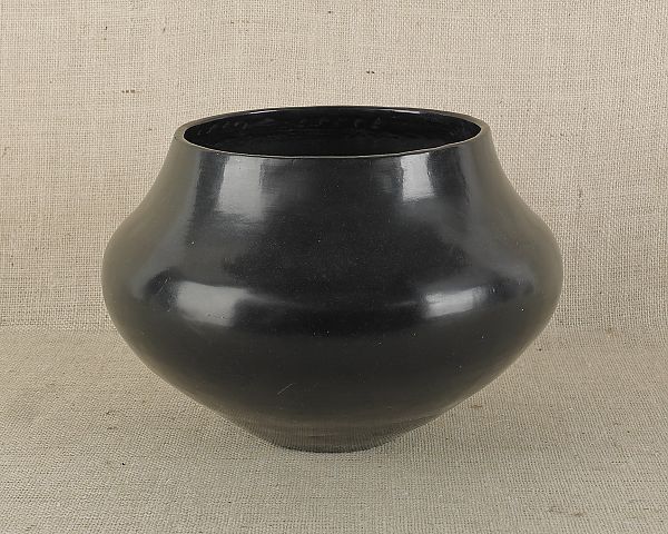 Santa Clara blackware olla early 20th