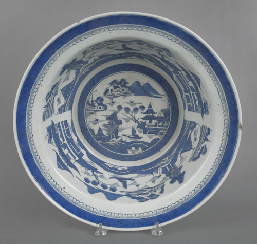 Large Chinese export porcelain Canton